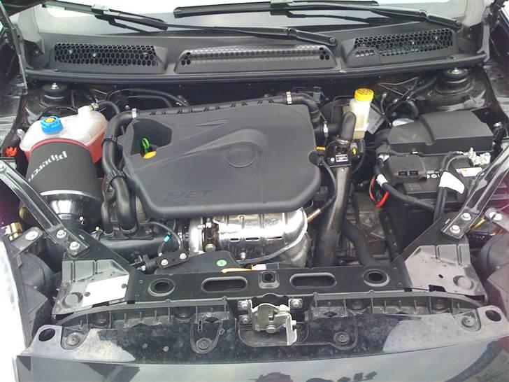 Fiat Bravo sport *SOLGT* - her er et nyt billede af motor-rummet, efter filteret er blevet monteret, som lovet hehe... billede 4