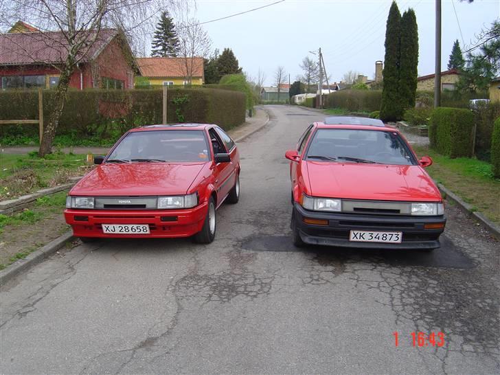 Toyota Corolla Coupe GT - AE86 - Min til højre.. min kammerat gamle til venstre.. billede 2
