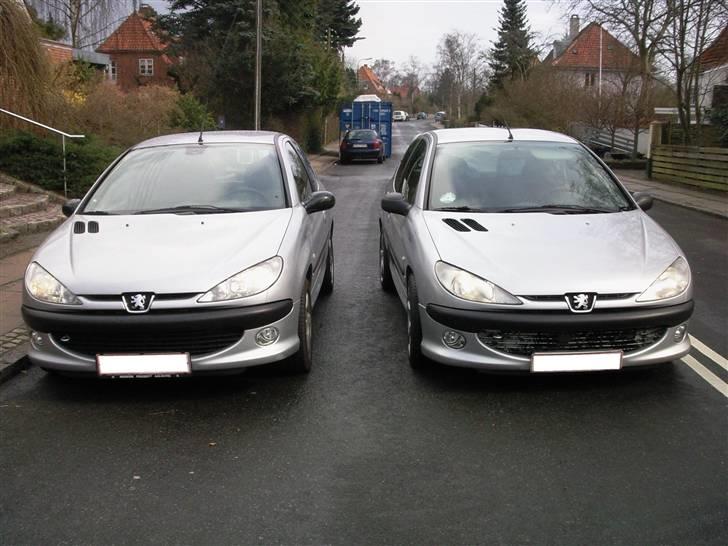 Peugeot 206 XS 1.6 (solgt) - Min nye 206 til venstre (GTi 2.0) og min gamle til højre (XS 1.6) billede 11