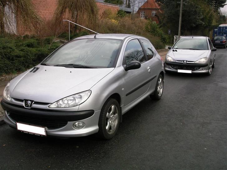 Peugeot 206 XS 1.6 (solgt) - Forrest: Min nye GTi og bagerst min gamle XS billede 12