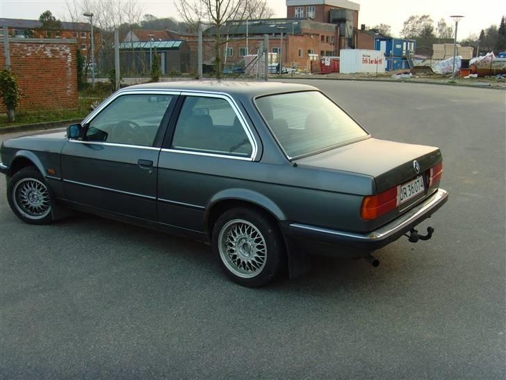 BMW E30 325i (SOLGT) billede 3