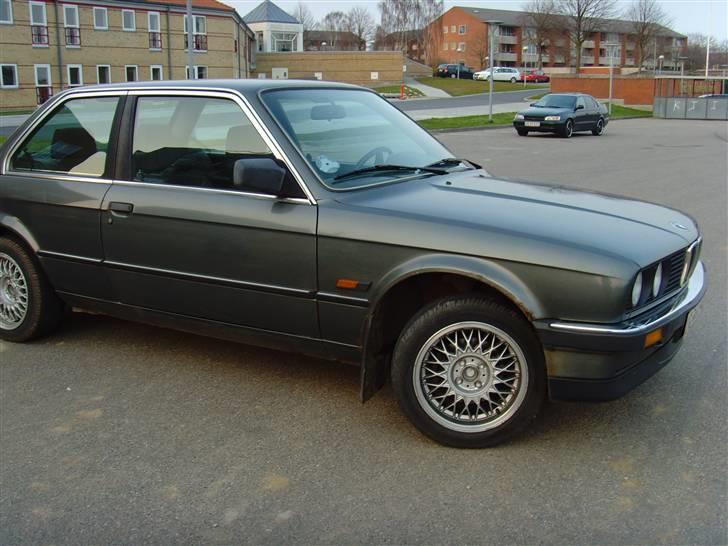 BMW E30 325i (SOLGT) - Ja og vi undskylder så meget den bambus raket i baggrunden,, vi beklager fejlen ;) billede 6
