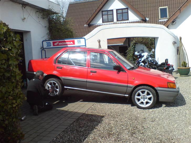 Nissan Sunny #Riskoger# - Ved at få monteret sommerdæk :-) billede 7