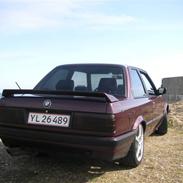 BMW E30 320i 