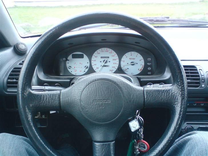 Mazda 323F GT SOLGT - hvide urskiver billede 6