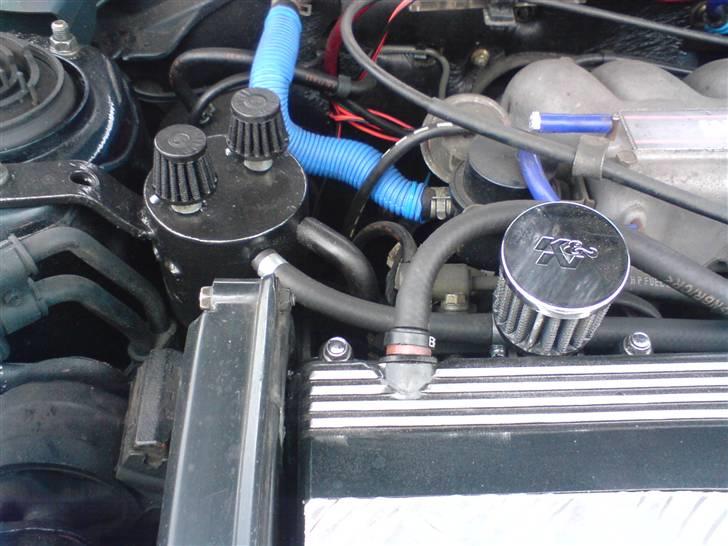 Mazda 323F GT SOLGT - hjemmelavet catch tank med 2 små JR filtre billede 9