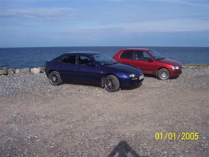 Mazda 323F - så kom der fælge på:-D så skal den bare smides til jorden billede 11