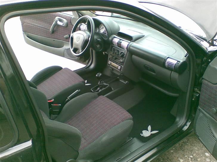 Opel Corsa B 1.4I 16v Sport - Kabinen med mine playboy bundmåtter billede 9