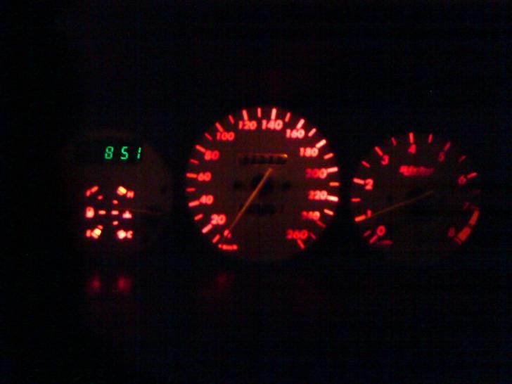 Mazda 323F GT SOLGT - hvide urskiver med rødt lys billede 17