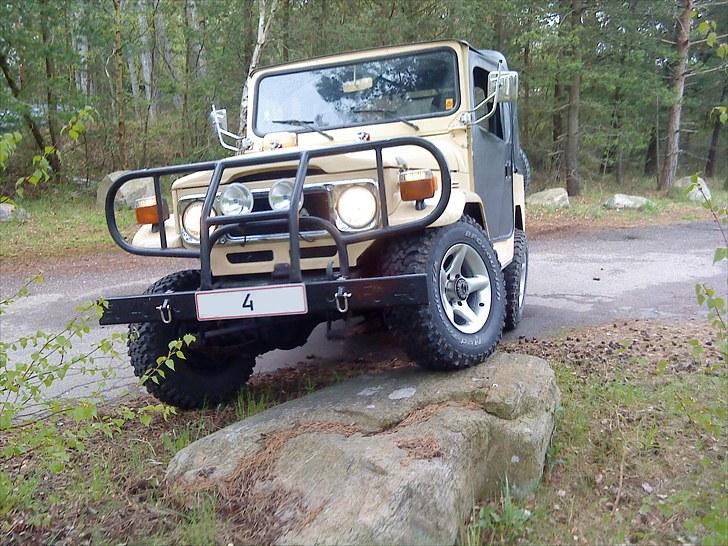 Toyota LandCruiser FJ40 2F 4.2L - her ses den nye kofanger som selvfølgelig er homemade :P billede 6