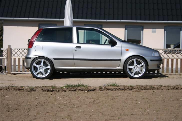 Fiat Punto 60 Estiva - Her er de nye fælge kun lige sat op af bilen.. skulle lige se hvordan det så ud billede 6
