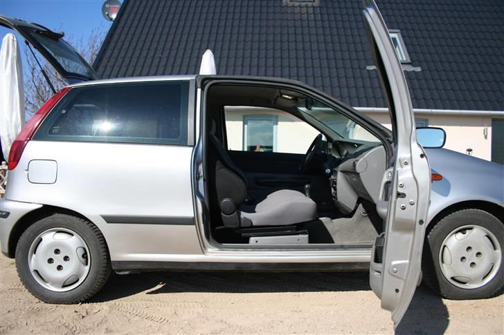 Fiat Punto 60 Estiva - En punto er indstigningvenlig.. Dørene åbner temmeligt meget billede 13