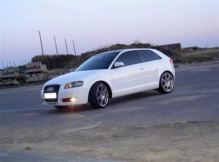 Audi A3 - White S-Line -SOLGT billede 15