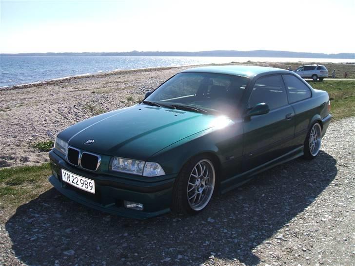 BMW 325i Coupe - den står godt i solen. billede 2