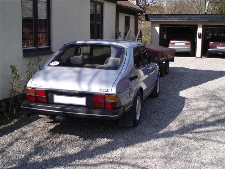 Saab 900i Skrottet - Som det kan ses i baggrunden, er jeg ikke den eneste der kører i Saab. billede 8