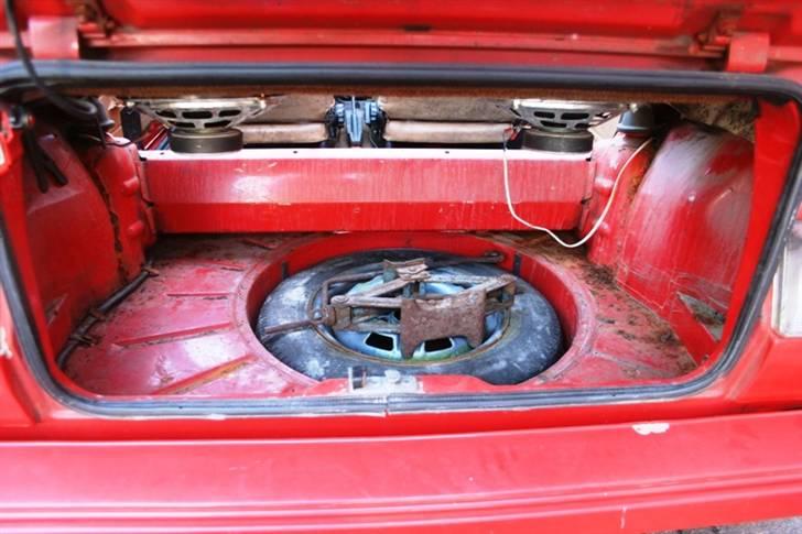 VW Golf 1 Cabriolet - SOLGT - Bagagerummet, minimal rust, og intet tæppe eller lignende, men det kommer. billede 12