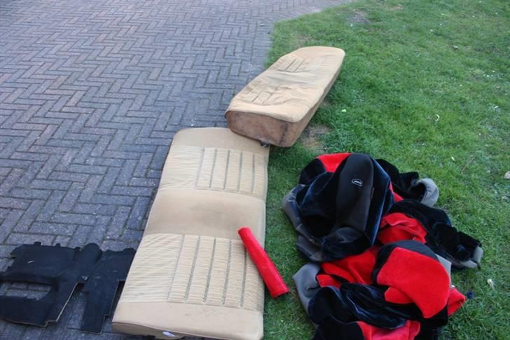 VW Golf 1 Cabriolet - SOLGT - Her er bagsæderne og lidt af det gyselige T-hansen betræk der var i kabinen. billede 13