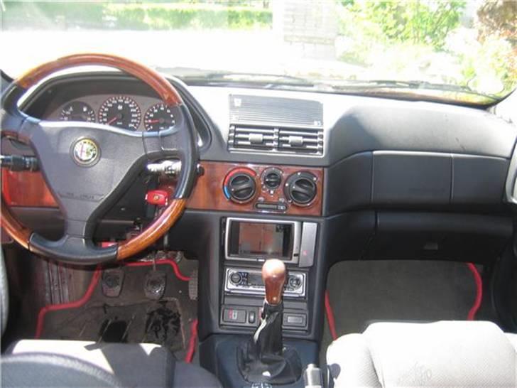 Alfa Romeo 146 2.0 ti - Navigationsanlægget er eftermonteret af tidl. ejer, men flot lavet. billede 10