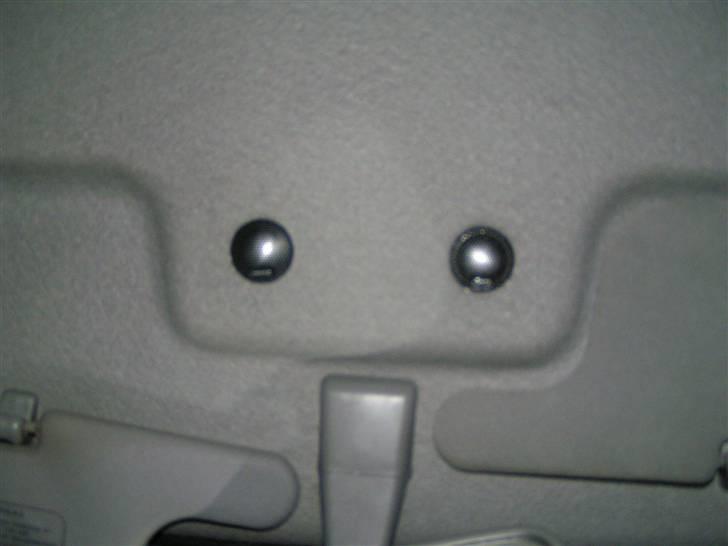 Toyota Corolla Champ - har selv monteret de diskanter i loftet af bilen. billede 14