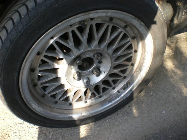 Toyota Corolla 1,6 XL - nye fælge.. bliver rettet og malet her til vinter billede 5