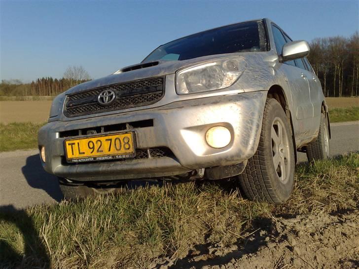 Toyota Rav 4 2,0 D4D *solgt* - Men lidt beskidt bliver hun jo når hun kommer på landet ;-) billede 10