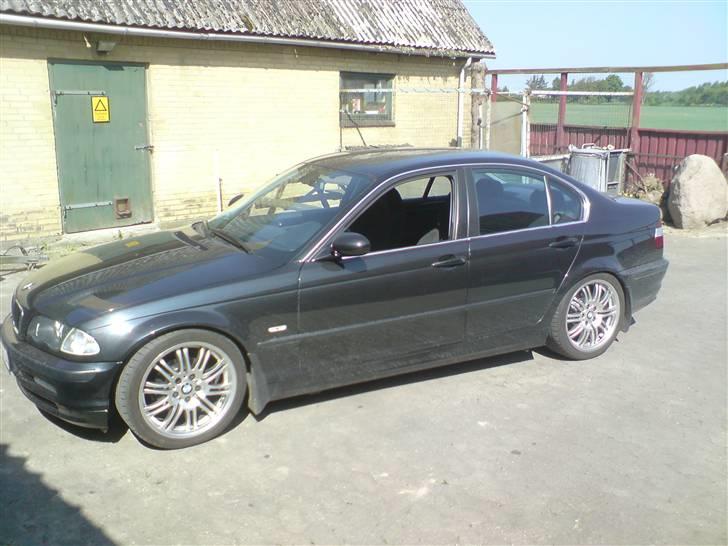 BMW 320i E46  Solgt - Hjemme på gårdspladsen billede 1