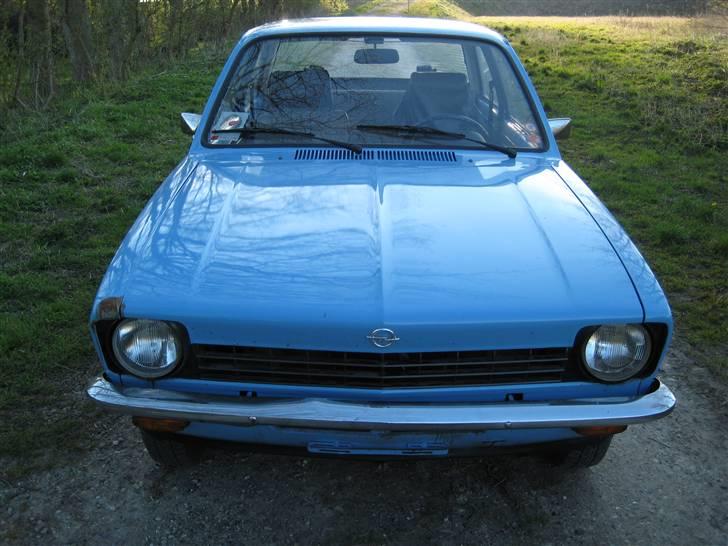 Opel kadett c SOLGT!! - desværre er der en rimelig bule i højre forskærm. heldigvis ik ramt hjelmen også billede 2