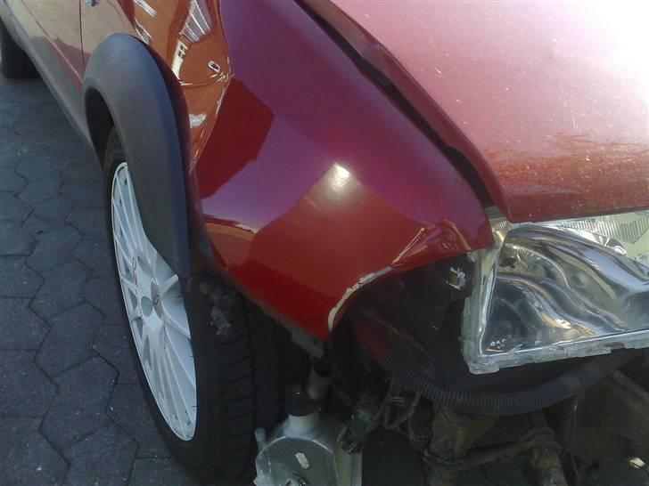 Citroën Ax GTI (1.6 8v) - Samdret skærm, blinklys, sprinkler pumpe/beholder, lys og tågelygte, og motorhjelmen er knækket på midten... :( billede 18