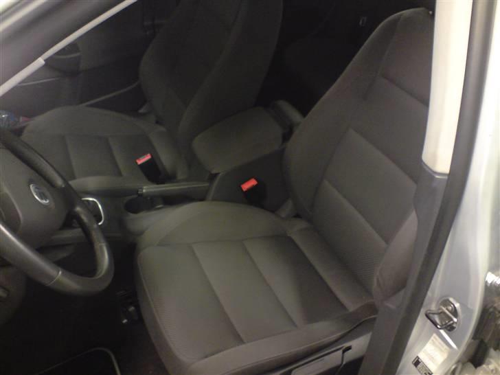 VW Golf V Sport R-line,solgt - Ja så sider Armlænet der, det var lige til at montere, uden problemer, det samme med de ekstra luft dysser.. billede 10