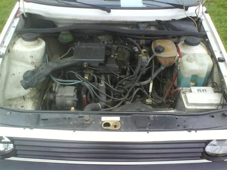VW Golf 2 - DØD - Motor rummet. 1600 ccm motor billede 10