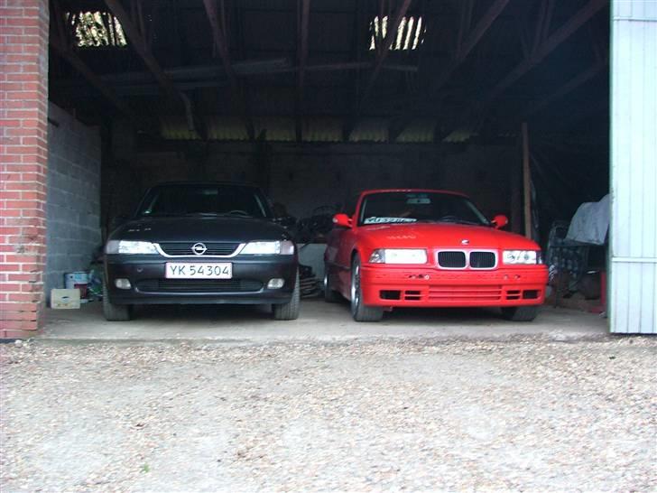 BMW 318IS Coupe E36 - Her holder bilerne trygt fra regn og slud. :) billede 5