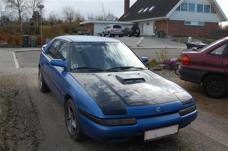 Mazda 323F billede 1