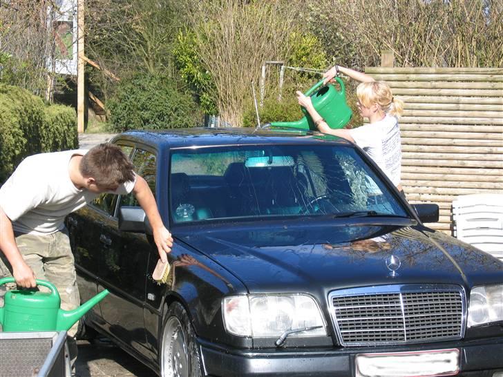 Mercedes Benz AMG 300E 24V - Og så skal der lige polleres lidt, og de gør det helt frivilligt (regnvand i kanderne, det giver færre kalkpletter ;-)  billede 12