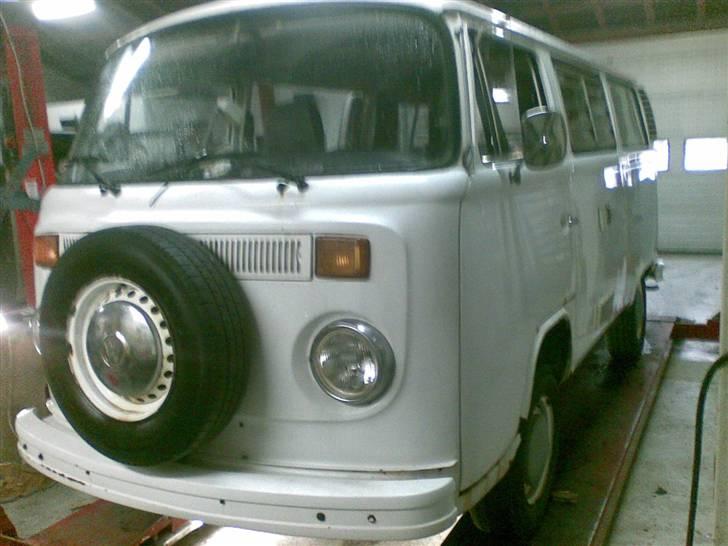 VW T 2 - Den første dag som ejer af en t2 bus. Her den lige blevet vasket efter vi fik den hjem billede 1