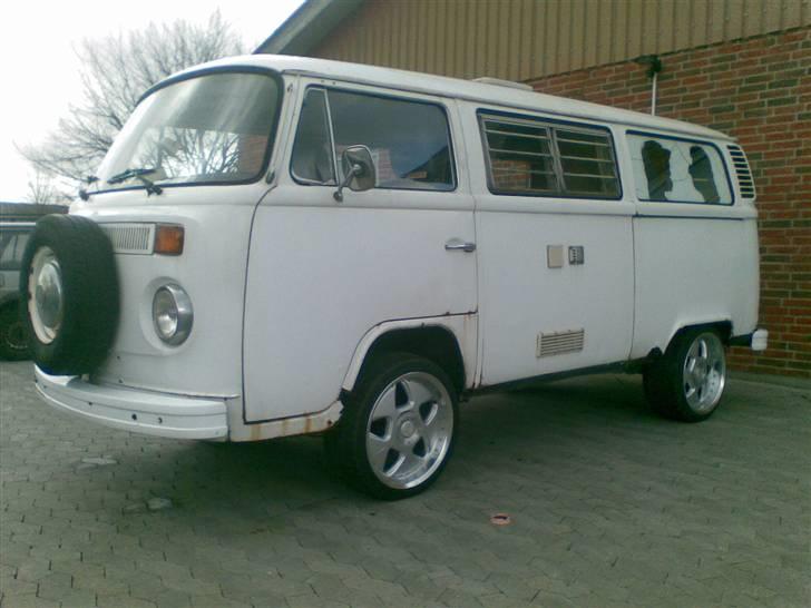 VW T 2 - Her har vi så mine lækre keskin fælge, nu skal den bare sænkes. billede 6