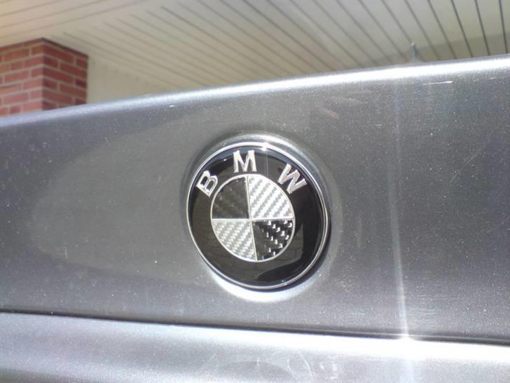 BMW 320 D - Sort/Grå carbon emblemer overalt, rat, hjelm, bagklap og alle fælge. billede 13