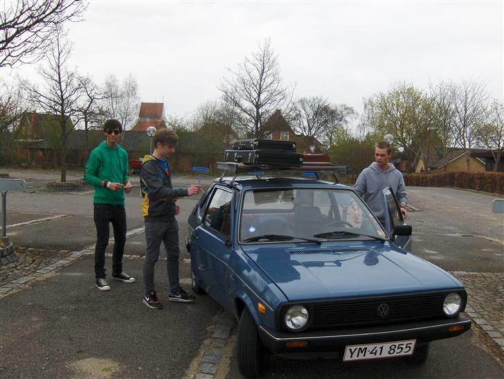 VW Polo mk1 RETRO - DØD :( - Lillebror og venner der lige har lånt vognen til en lille tur ud og spille. billede 10