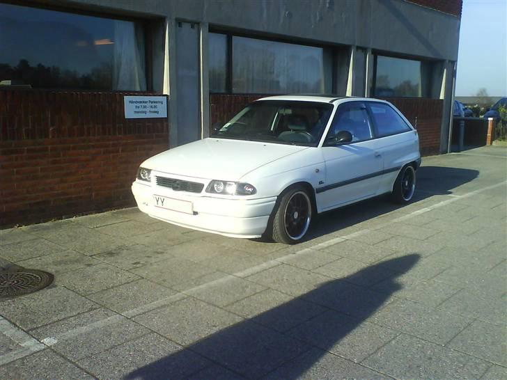 Opel Astra F 1,4 - Sådan ser den ud nu, efter sænkning og nye fælge. Mums ;) billede 15