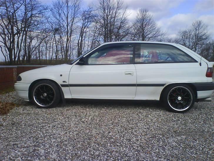 Opel Astra F 1,4 - Sådan ser den ud nu, efter sænkning og nye fælge. Mums ;) billede 16