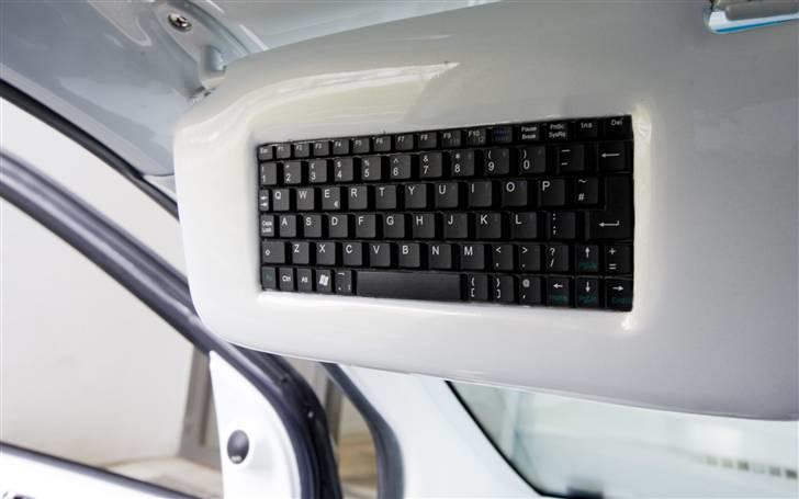 Hyundai Getz (DCA '08 vinder) - Computerens tastetur er indbygget i solskærmen. billede 10