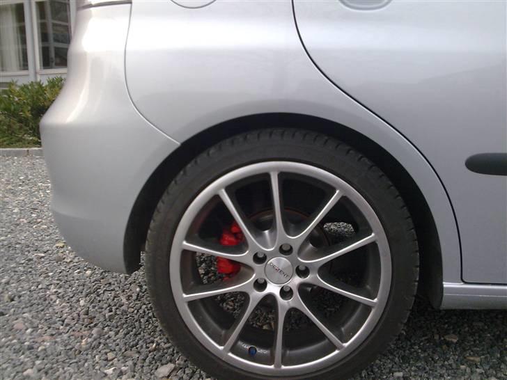 Seat Ibiza  (Solgt) - så blev bilen sænket 35mm og kaliberne blev malet røde.. billede 18