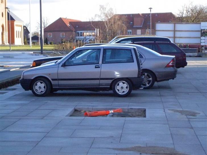 Lancia Y10 GT i.e. - Det er ikke den længste bil på P-pladsen. billede 3