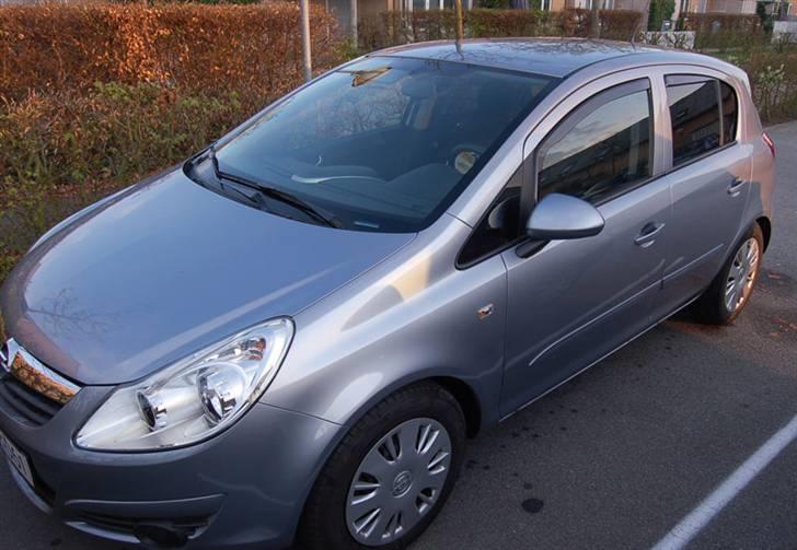 Opel Corsa D *SOLGT* - her ser man rigtig den effekt sofilm og vindafvisere giver.. alle ruder ser mørkere ud.. læg til mærke trekant ruden foran er også tonet.. det mums :) billede 19