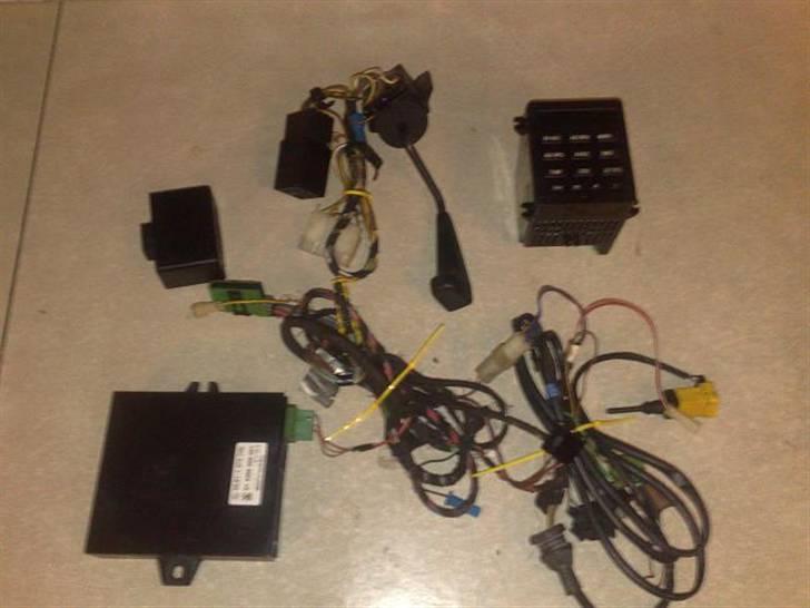 BMW 325 IAX ( SOLGT ) - En god gang ledninger til Board computer, rart med ikk en eneste klippet ledning. billede 12