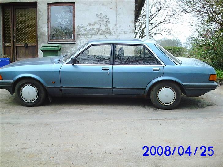 Ford Granada Savoy (solgt) - man kan se der er et rust hul bagerst på forskærmen... der er nogen små steder der skal laves lidt pladearbejde udvendigt, men det er ikke ret meget... hullet i skærmen er det værste... billede 4