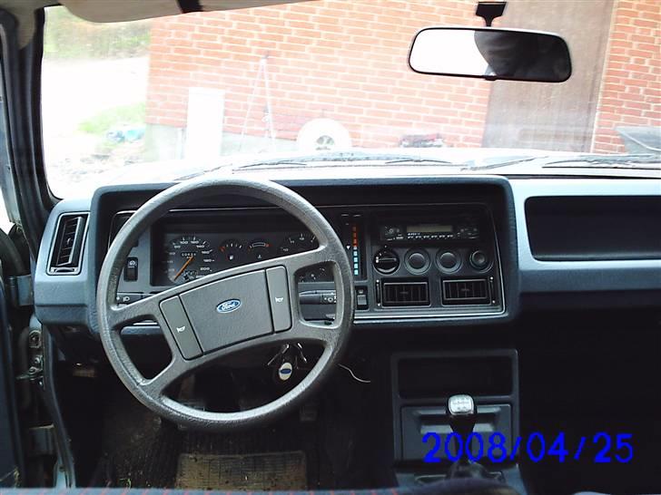 Ford Granada Savoy (solgt) - driver´s view... der hvor radioen og de knapper sidder, ku jeg godt tænke mig en skærm med navi og bak-kamera... billede 7