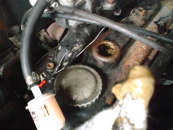 Opel Kadett C Limo -SOLGT- -  Nyt Benzinfilter...  :)    og lidt snask i ventildækslet, virkelig lækkert....   :( billede 20