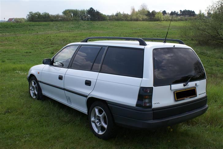 Opel Astra F Caravan - Som den så ud da jeg købte den. Her er de originale for- og baglygter dog skiftet ud. billede 5