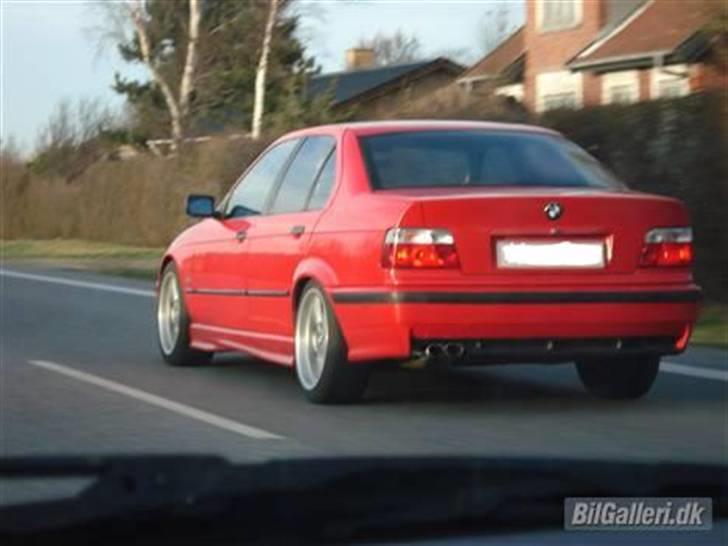 BMW E36 325i "totalskadet" - med 40/40 sænkning.. eneste kørebillede jeg har... billede 12
