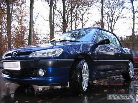 Peugeot 306 Cabriolet - Jeg glæder mig til solen kommer frem og den skal ud og luftes uden tag på. billede 2